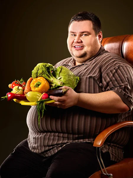Diät fetter Mann ernährt sich gesund. gesundes Frühstück mit Gemüse. — Stockfoto