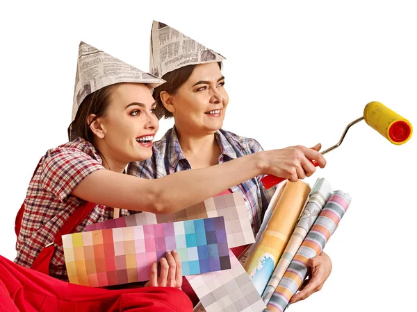 Reparación de las mujeres del hogar celebración Banco con pintura para el papel pintado . — Foto de Stock