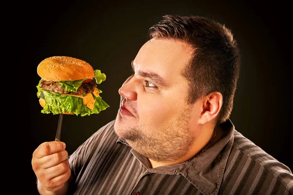 Dikke man eten fastfood hamberger. Ontbijt voor overgewicht persoon. — Stockfoto