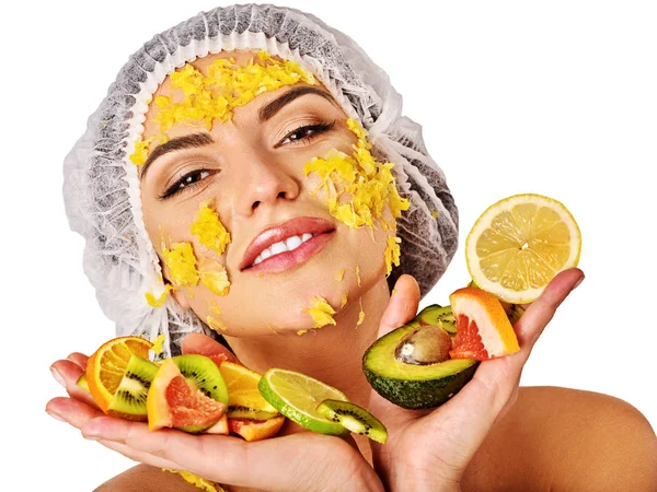 La máscara facial de los frutos para la mujer. Chica en sombrero médico . — Foto de Stock