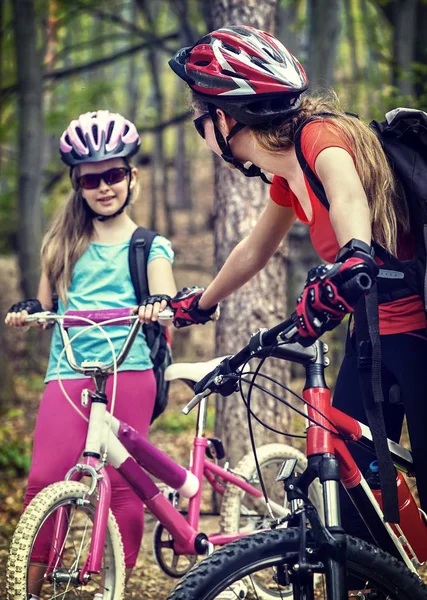 Fahrradfahrer-Kind fährt auf Radweg in der Stadt Kinder gehen Treppe im Park hinunter. — Stockfoto