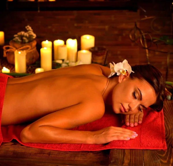 Massage de femme dans le salon de spa. Luxueuse thérapie orientale intérieure  . — Photo