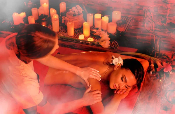 El masaje de la mujer en el salón de spa. Luxar interior oriental terapia  . — Foto de Stock