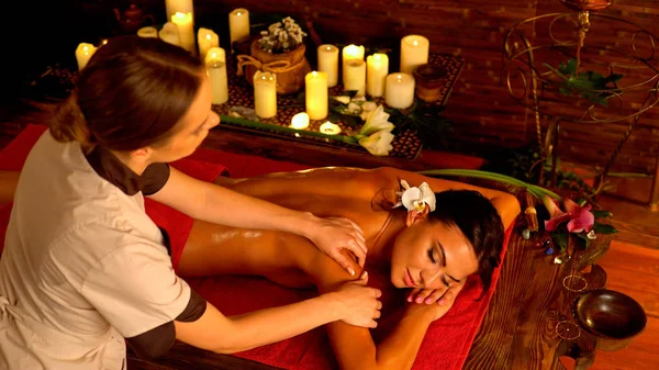 Massage der Frau im Spa-Salon. luxuriöse orientalische Interieur-Therapie . — Stockfoto