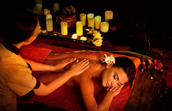 Massage de femme dans le salon de spa. Luxueuse thérapie orientale intérieure . — Photo