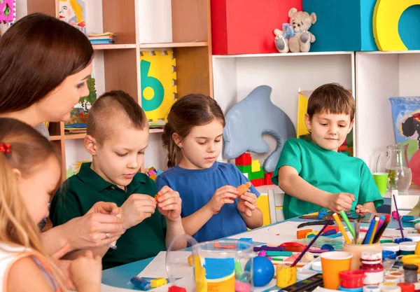 La pasta infantil juega en la escuela. Plasticina para niños . —  Fotos de Stock