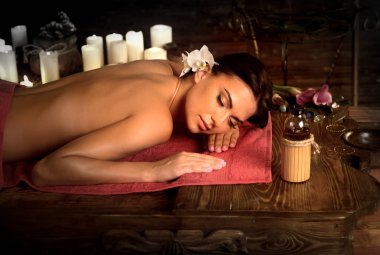 Masaj spa salonu içinde kadın. Standart iç oryantal terapi .