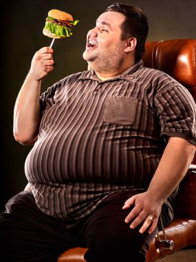 Şişman adam yemek lokanta hamberger. Kilolu kişi için kahvaltı.
