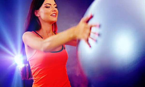 Κορίτσι Fitness άσκηση σε γυμναστήριο με fitball. — Φωτογραφία Αρχείου