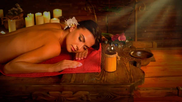 Massage der Frau im Spa-Salon. luxuriöse orientalische Interieur-Therapie . — Stockfoto