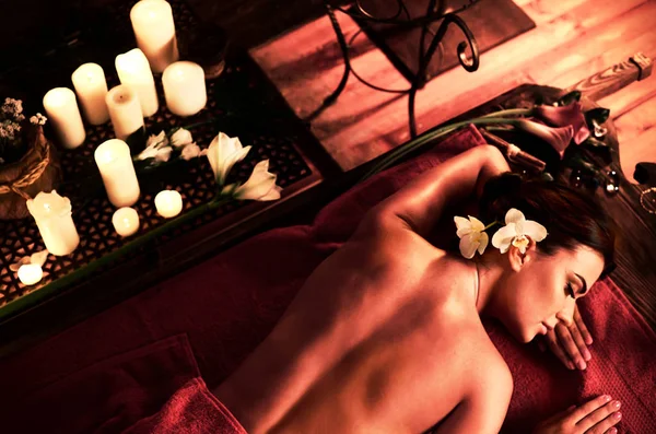 El masaje de la mujer en el salón de spa. Luxar interior oriental terapia  . — Foto de Stock
