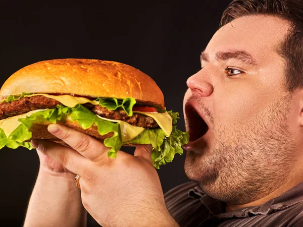 Kövér ember evés gyorsétterem hamberger. Túlsúlyos fő részére reggelivel. — Stock Fotó