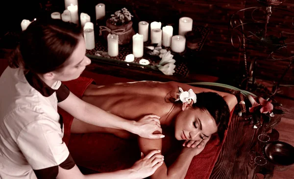 Massagem de mulher no salão de spa. Interior luxuoso terapia oriental . — Fotografia de Stock
