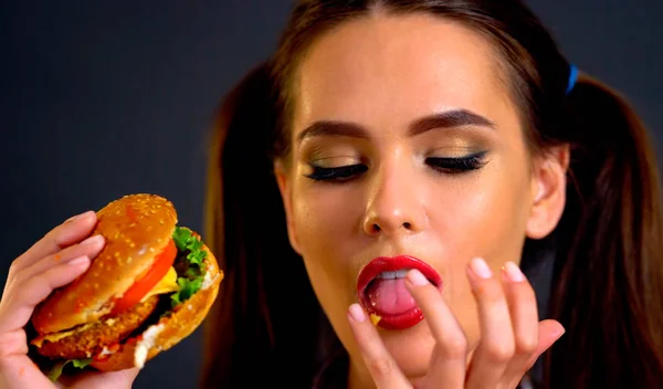 Mujer comiendo hamburguesa. Chica quiere comer comida rápida . — Foto de Stock