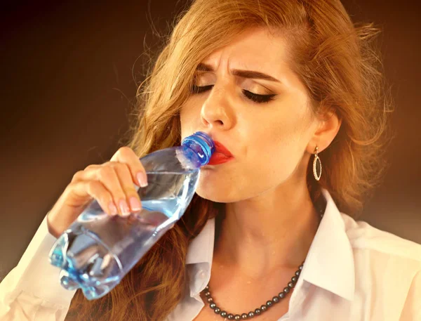 Чувствительная женщина с зубами пьет холодную воду из бутылки. Внезапная зубная боль . — стоковое фото