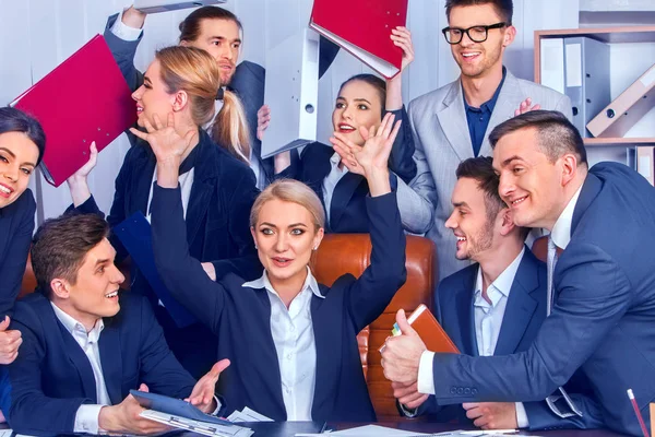 Gente de negocios vida de oficina de la gente del equipo están contentos con el pulgar hacia arriba  . — Foto de Stock