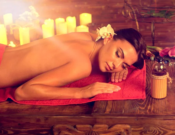 Massage der Frau im Spa-Salon. luxuriöse orientalische Interieur-Therapie. — Stockfoto