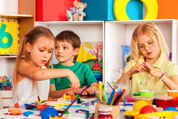 Kinderspel deeg op school. Plasticine voor kinderen. — Stockfoto