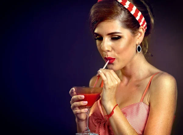 Retro žena s hudbou vinylových desek. Pin up girl drink martini koktejl — Stock fotografie