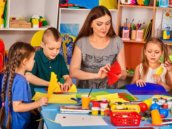 Dzieci w wieku szkolnym z nożyczkami w ręce dzieci, cięcia papieru. — Zdjęcie stockowe