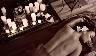 Masaj spa salonu içinde kadın. Standart iç oryantal terapi .