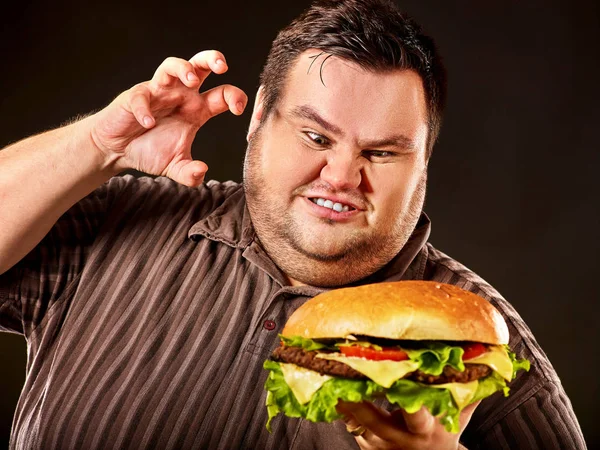 Un ciccione che mangia hamberger da fast food. Colazione per persona in sovrappeso . — Foto Stock