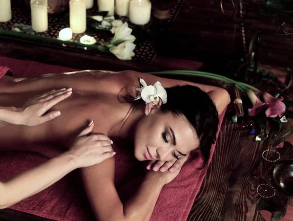 Massage av kvinna i spasalong. Luxary interiör orientalisk terapi. — Stockfoto