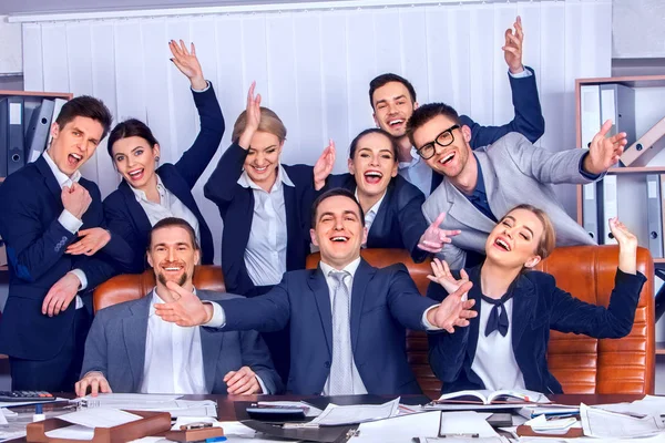 Les gens d'affaires la vie de bureau des gens d'équipe sont heureux avec la main en l'air . — Photo