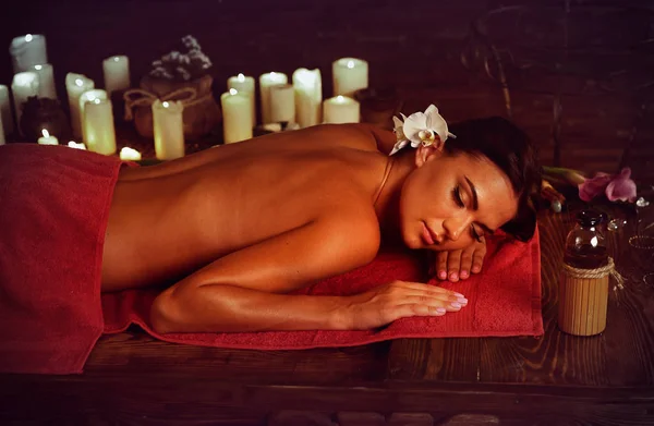 Massaggio di donna in salone termale. Lussuosa terapia interna orientale . — Foto Stock