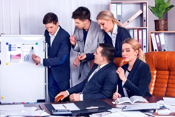 Gente de negocios vida de oficina de personas de equipo que trabajan con papeles . — Foto de Stock