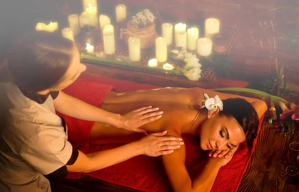 Masaż kobiety w salonie spa. Luksusowe wnętrza orientalne terapii . — Zdjęcie stockowe