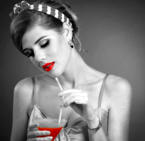 Pin up girl drink bloody Mary cocktail. Pin-up retro female style. — Stock Photo, Image