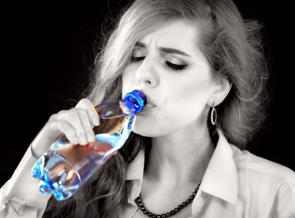 Denti sensibili donna che beve acqua fredda dalla bottiglia. Mal di denti improvviso . — Foto Stock