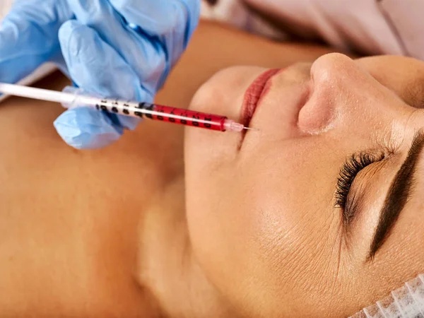 Dermal fillers läppar av kvinna i spasalong med kosmetolog. — Stockfoto