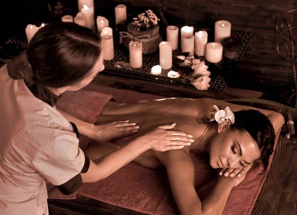 Massage voor vrouw in spa salon. Deluxe interieur Oosterse therapie. — Stockfoto