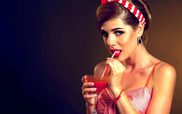 Pin up girl boire cocktail Mary sanglante. Pin-up style rétro féminin . — Photo