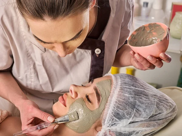Modder gezichtsmasker van vrouw in spa salon. Gezicht massage. — Stockfoto