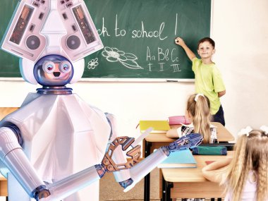 Blackboard yakınındaki okulun sınıfında okul çocukları ile öğretmen robot.