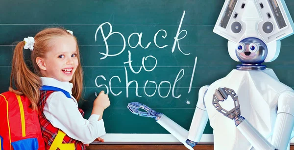 Leraar robot met scholier meisje in de klas in de buurt van blackboard. — Stockfoto