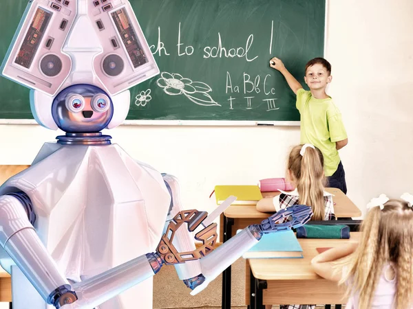 Blackboard yakınındaki okulun sınıfında okul çocukları ile öğretmen robot.