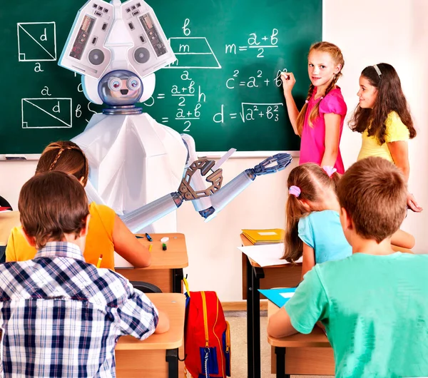 Lehrer ai Roboter mit Schulkindern in Schultafel. — Stockfoto