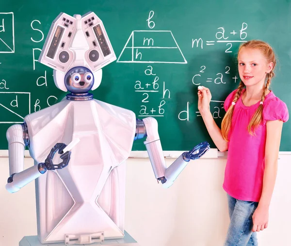 Niño de la escuela y robot ai escrito en pizarra en el aula . —  Fotos de Stock