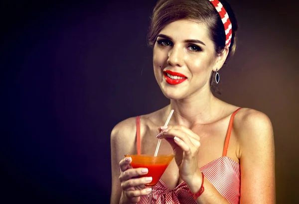 Martini glas flirt. Pin up girl dricka bloody Mary cocktail. — Stockfoto