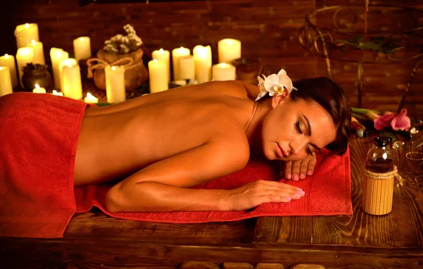 El masaje de la mujer en el salón de spa. Luxar interior oriental terapia . — Foto de Stock