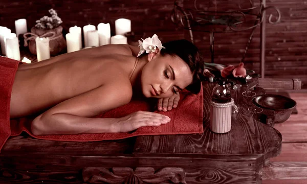 Massaggio chiropratico terapia della donna nel salone spa . — Foto Stock