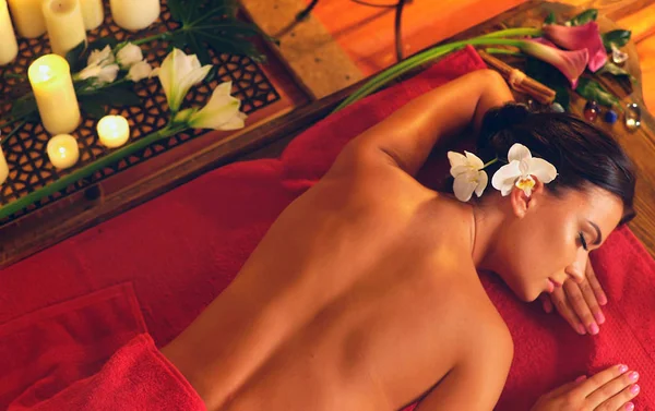 Filipino masaj spa salonu içinde kadın. Kız mumlar arka plan üzerinde. — Stok fotoğraf