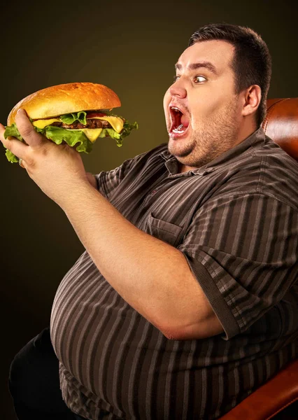 Hamburger essen Fast-Food-Wettbewerb. Mann isst mit Appetit hamberger. — Stockfoto