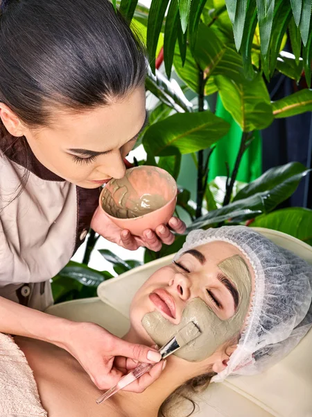 Modder gezichtsmasker van vrouw in spa salon. Reinigen, zuiveren. — Stockfoto