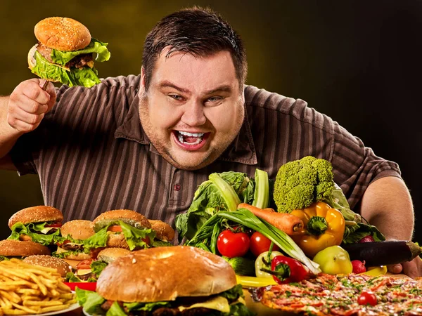 El hombre gordo de la dieta toma la opción entre la comida sana y no saludable . —  Fotos de Stock