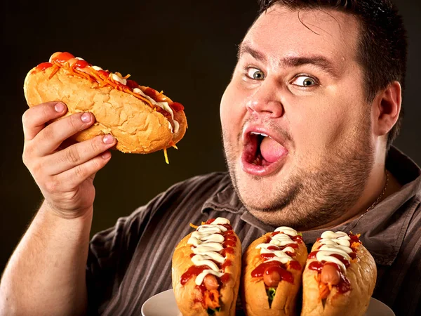 Hot dog verseny. Kövér ember evés gyorsétterem hot dog. — Stock Fotó